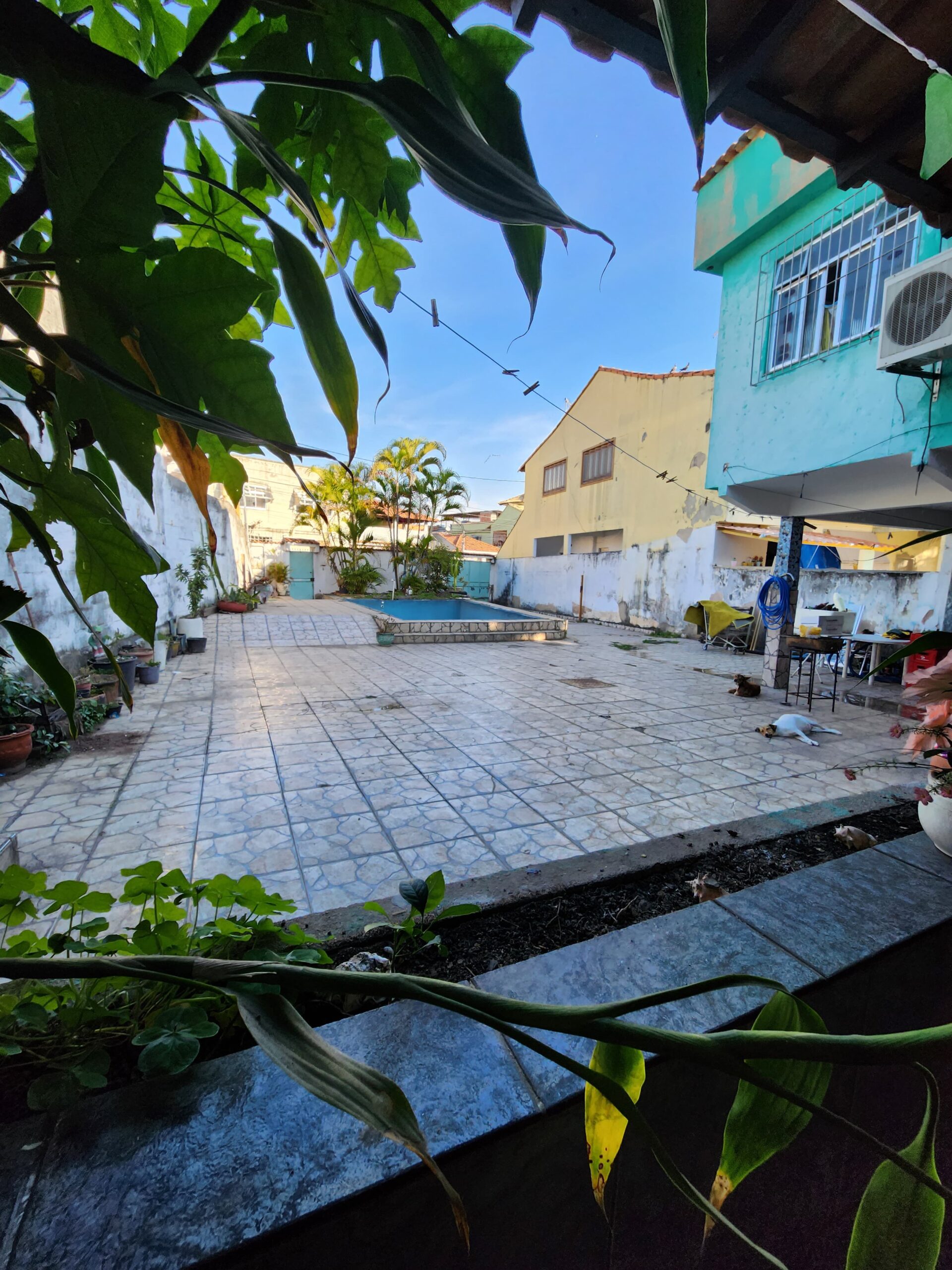 Alugo ou venda casa com 4 quartos e piscina no Jardim California São Gonçalo/RJ.