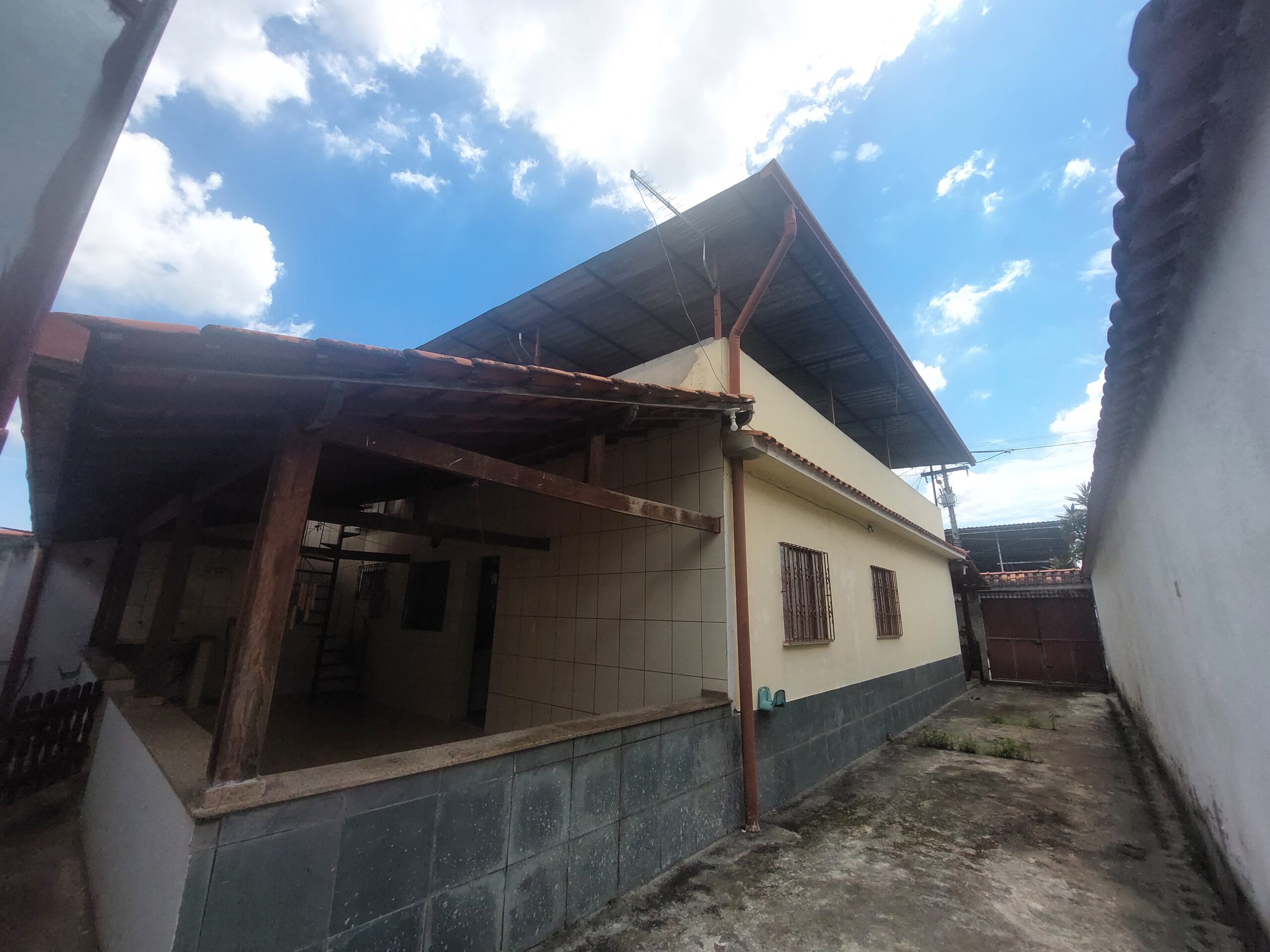 Casa à Venda 3 quartos quintal com potencial para área Gourmet e Piscina no Jardim Catarina São Gonçalo/RJ.